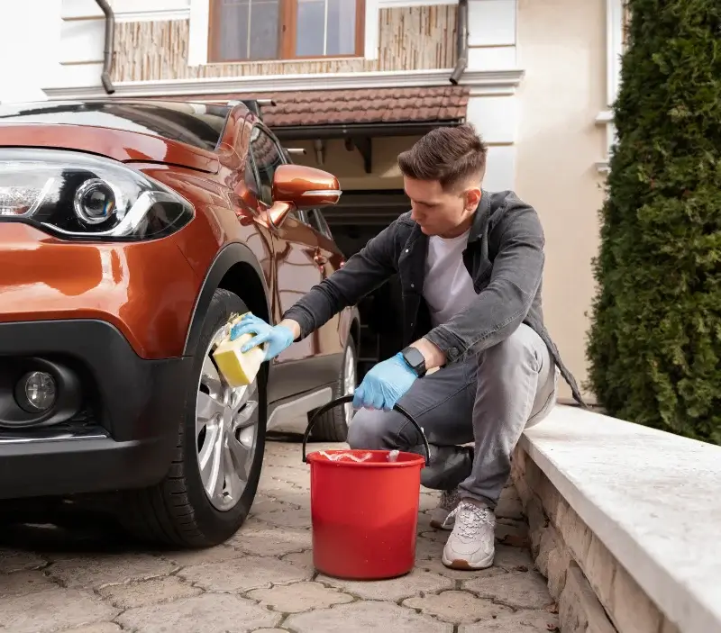 Lavage auto à domicile Le Poizat-Lalleyriat : professionnel intervenant sur un véhicule